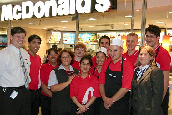 Restaurant-Managerin Sylvia Schott (re.) eröffnete am 30. Juni 2007 das erste McDonald’s Restaurant im Münchner Hauptbahnhof mit ihrem Team (Foto: MartiN Schmitz)